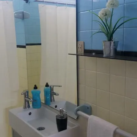 בית הארחה F! *